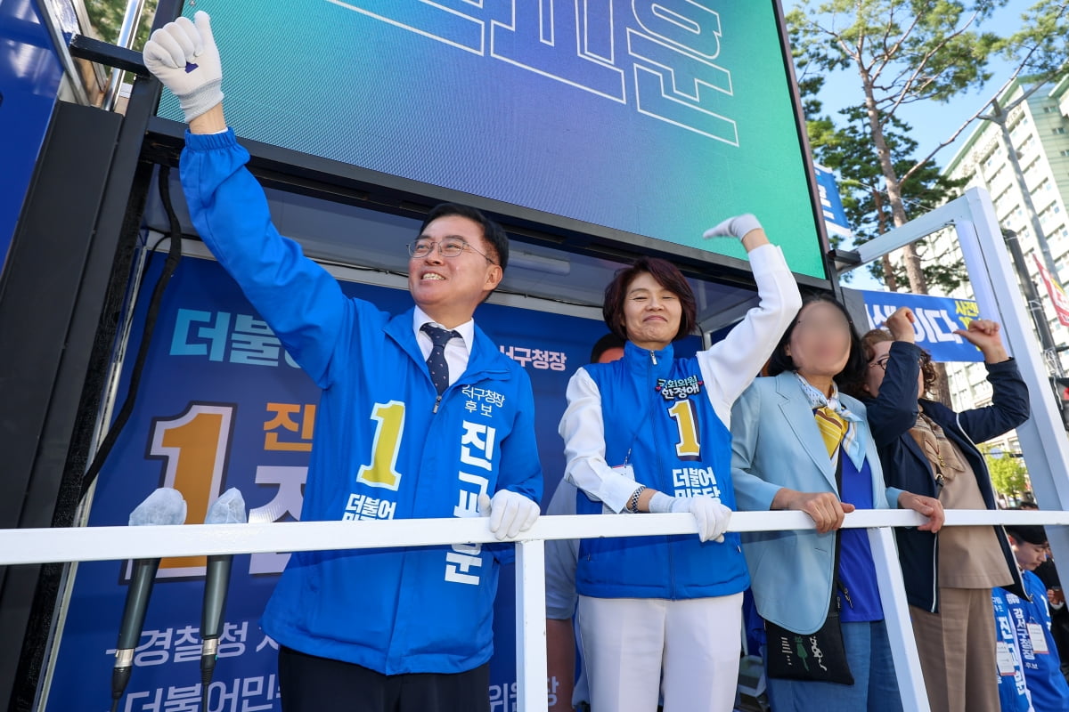 진교훈 더불어민주당 온라인카지노추천청장 보궐선거 후보가 선거일을 6일 앞둔 5일 오후 서울 온라인카지노추천 등촌사거리에서 선거유세를 하고 있다./ 사진=연합뉴스