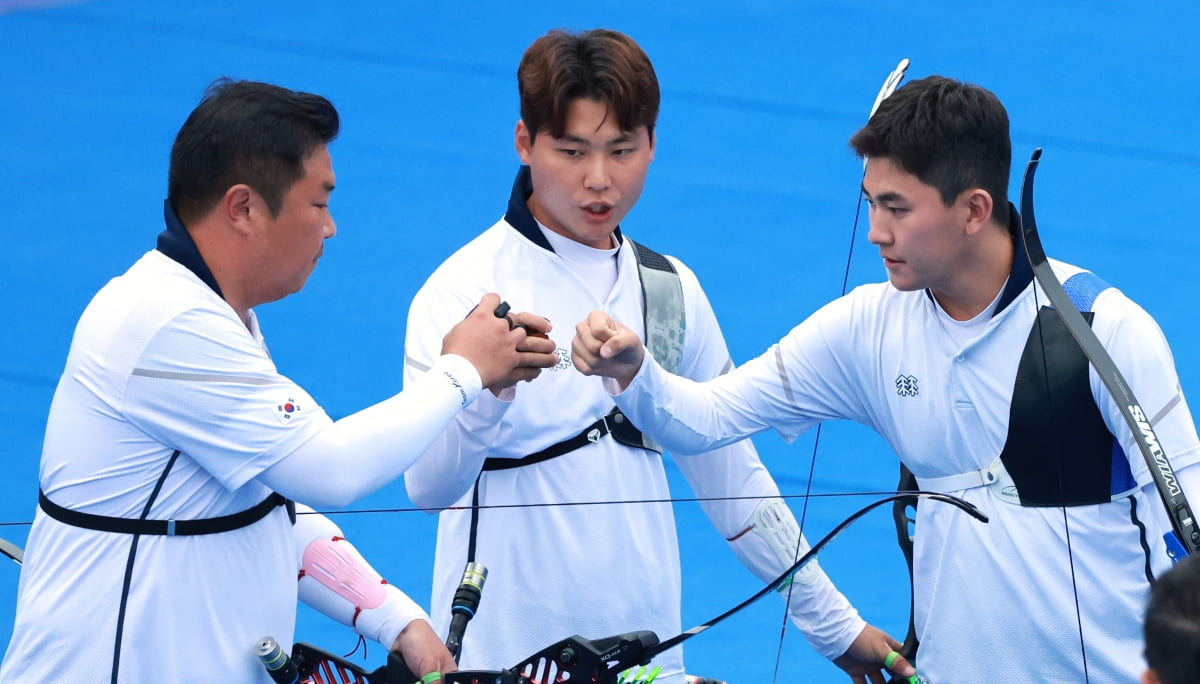  6일 중국 항저우 푸양 인후 스포츠센터에서 열린 2022 항저우 아시안게임 양궁 리커브 남자 단체전 결승, 인도와의 경기에서 오진혁, 이우석, 김제덕이 서로를 격려하고 있다./사진=연합뉴스