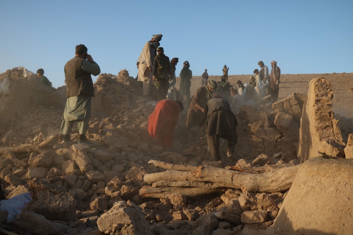 지난 7일(현지시간) 아프가니스탄 주민들이 헤라트 젠데 얀 지구의 사르불란드 마을에서 지진 후 파손된 집에서 잔해를 치우고 있다. 사진=AFP