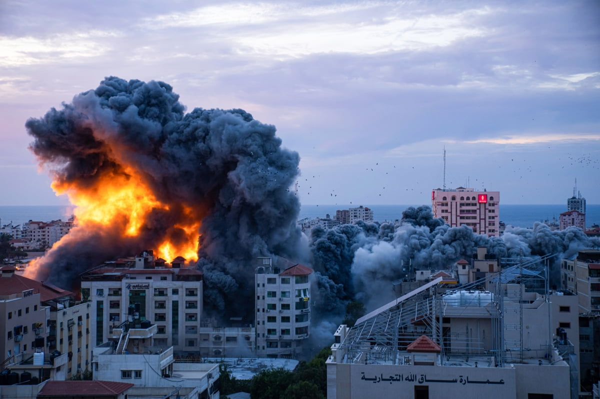 지난 7일(현지시간) 팔레스타인 가자지구에서 이스라엘군의 폭격으로 화재가 발생했다./사진=AP