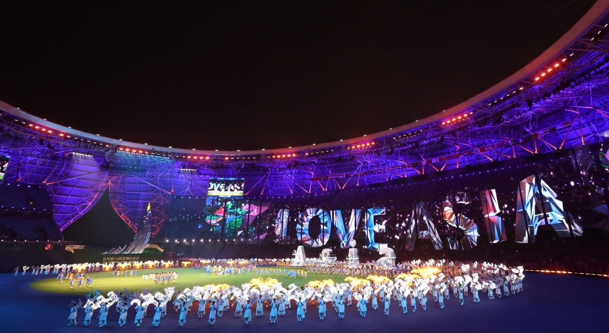 8일 오후 중국 항저우 올림픽 스포츠센터 스타디움에서 열린 2022 항저우 아시안게임 폐회식에서 공연이 펼쳐지고 있다. 연합뉴스.