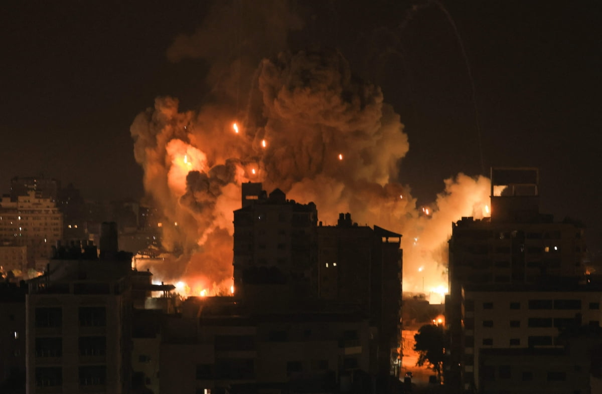 가자지구의 건물들이 불에 타고 있는 모습. / 사진=AFP, 연합뉴스