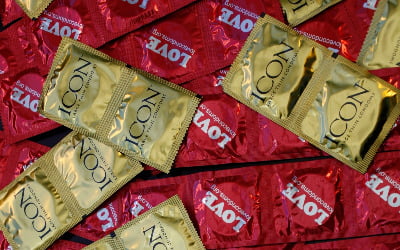 "고등학생에 무료 콘돔 지급" 반대한 美 캘리포니아 주지사…왜?