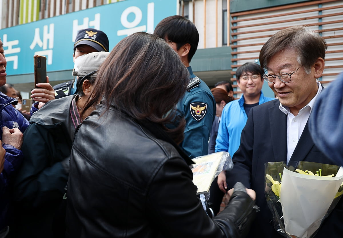 이재명 더불어민주당 대표가 지난 9일 오후 서울 중랑구 녹색병원에서 퇴원하며 지지자들과 인사를 하고 있다. / 사진=연합뉴스