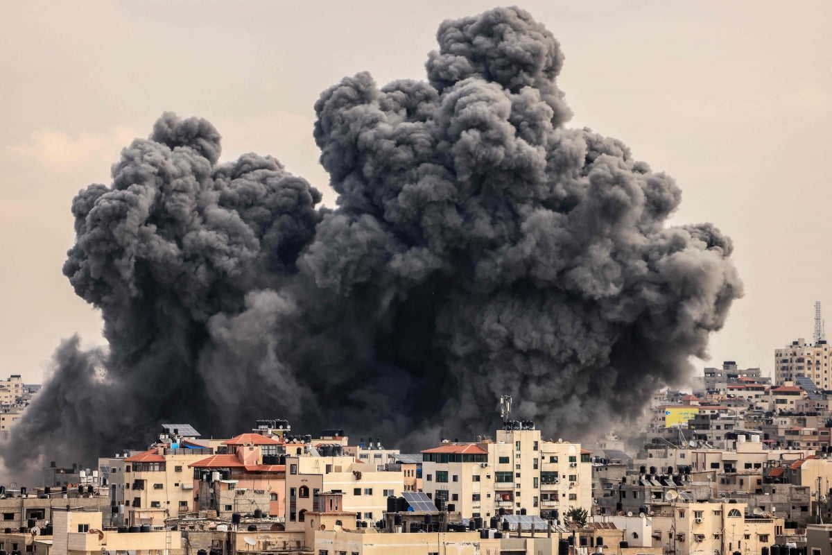 팔레스타인 무장정파 하마스와 이스라엘군 간 무력충돌 발생 사흘째인 9일(현지시간) 가자지구에서 검은 연기가 치솟고 있다. 사진=연합뉴스