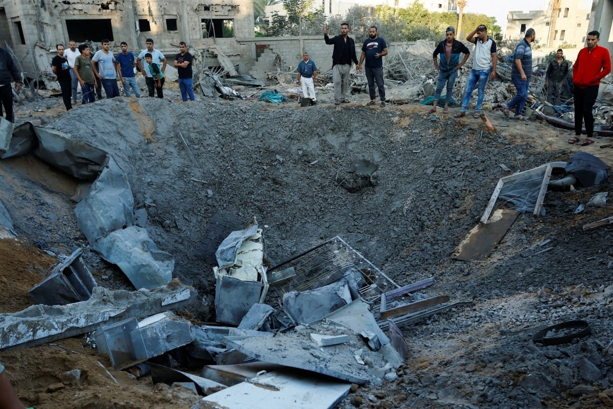 12일(현지시간) 가자지구 남부 칸 유니스에서 팔레스타인 주민들이 이스라엘 공습으로 파괴된 주택가를 살피고 있다. 사진=연합뉴스