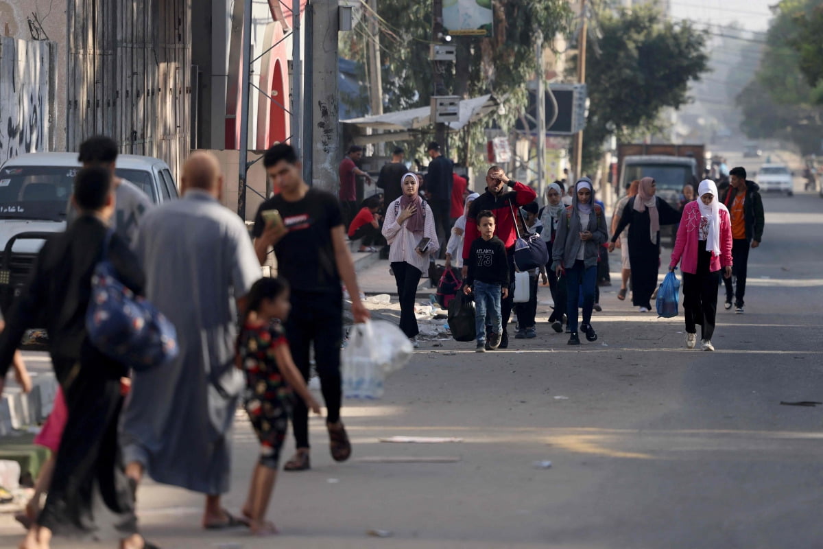 13일(현지시간) 아침부터 팔레스타인 가자지구 주민들이 짐을 싸 들고 좀 더 안전한 곳으로 이동하고 있다. 이스라엘은 가자지구에 대한 대공습을 예고하며 이곳에 사는 약 1100만 명에 대해 빨리 안전한 곳으로 대피할 것을 권고했다.  /사진=AFP