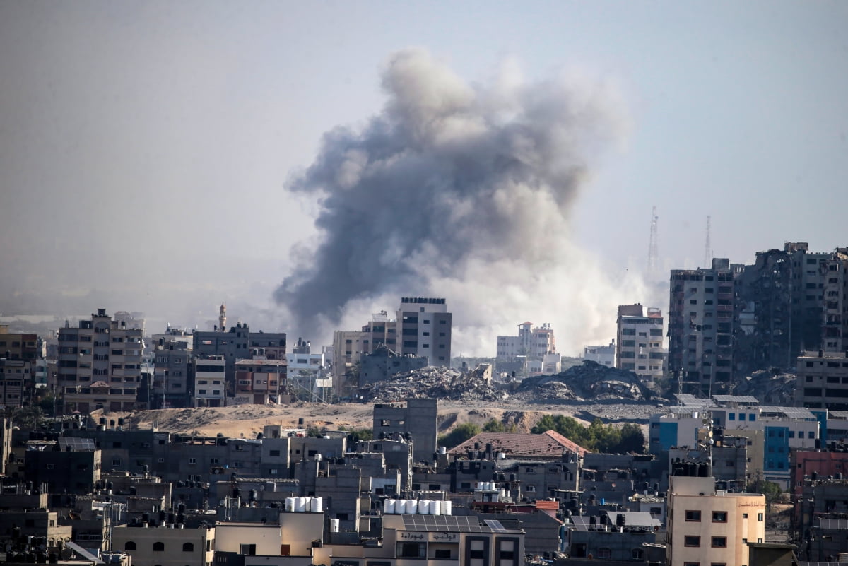 15일(현지시간) 이스라엘 공습을 받은 가자지구에서 검은 연기가 피어오르고 있다. 사진=연합뉴스