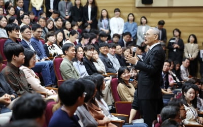 단상에서 내려온 무료 슬롯 머신 다운 받기 "격식 없이 자유로운 사고" 당부