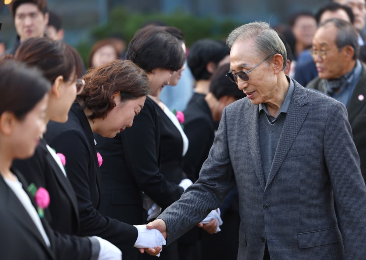 이명박 전 대통령이 25일 오후 경기도 여주 한강문화관 인근에서 열린 강천보 걷기 행사에 카지노 노말해 환영단과 인사를 나누고 있다./ 사진=연합뉴스