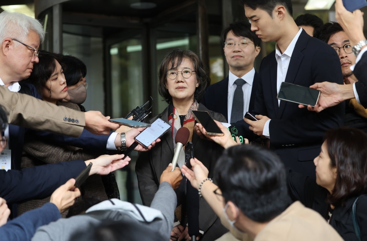 박유하 교수가 지난 26일 서울 대법원 법정을 나서며 취재진의 질문에 답하고 있다./ 사진=연합뉴스