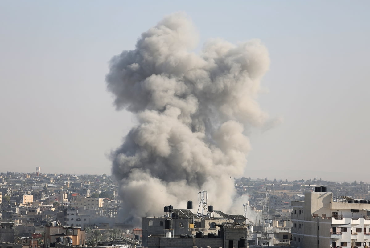 가자지구 남부 도시 라파에서 이스라엘의 공습으로 연기가 피어오르고 있다.  /사진=XINHUA, 연합뉴스