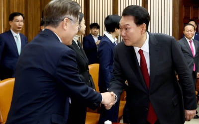 尹-이재명, 국회 환담서 만나…정부 출범 이후 사실상 첫 소통