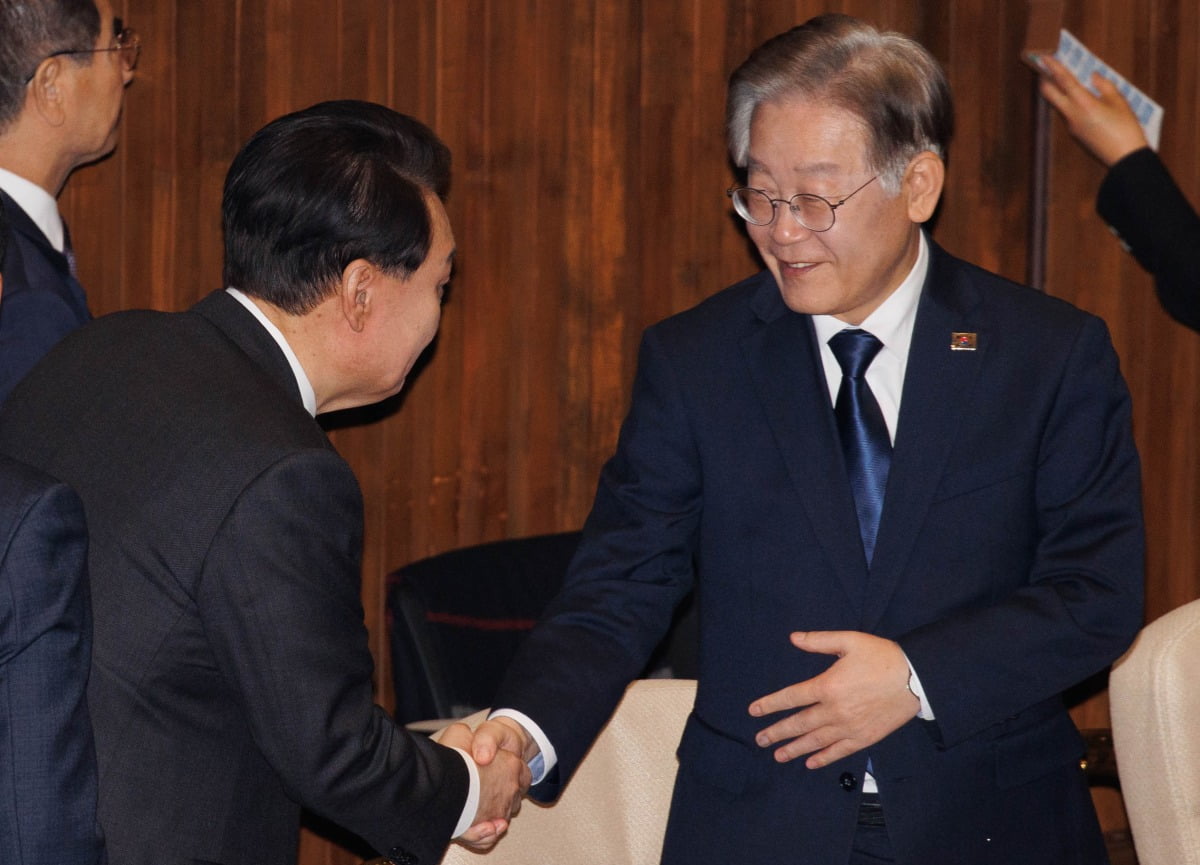 윤석열 대통령이 31일 국회에서 2024년도 예산안 및 기금운용계획안 시정 연설 전 더불어민주당 이재명 대표와 인사하고 있다. / 사진=연합뉴스