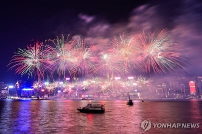 홍콩 5년만에 국경절 불꽃놀이 개최…"43만명 운집"