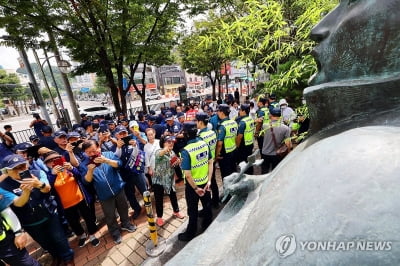 광주 정율성흉상 쓰러져 훼손…지자체, 경위 파악 중