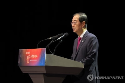 지뢰사고 1년 만에 걷게 된 표병장…한총리 "수도병원에 감사"