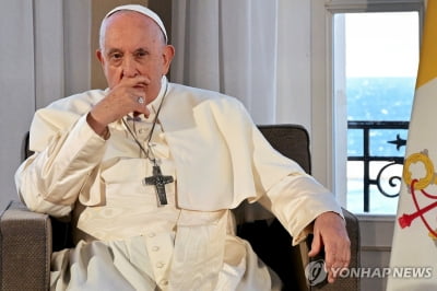 교황, 동성결합에 축복 가능성 열어…"사제들 부정만 할수없어"