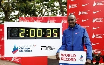 케냐 키프텀, 인류 최초 마라톤 '2시간 1분 벽' 깼다