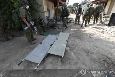 [이·팔 전쟁] "이스라엘 집단농장서 학살 정황…아기 시신 무더기"