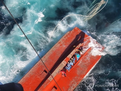 제주 해상서 어선 뒤집혀…승선원 7명 구조·1명 사망(종합3보)