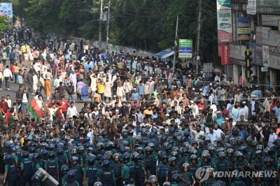 방글라서 총리 사퇴 요구 대규모 반정부 시위…경찰과 충돌