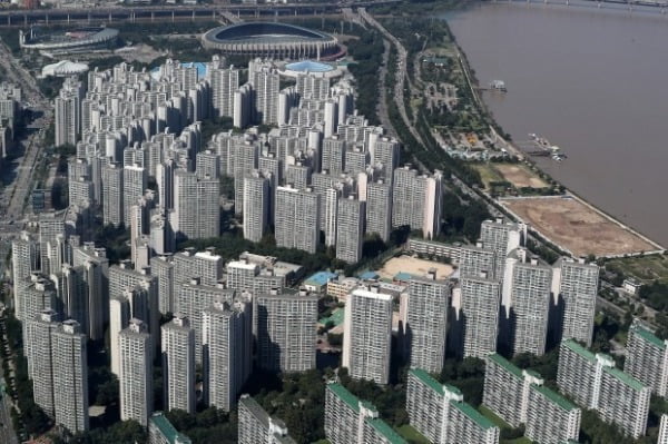 정부가 부동산 공시가격의 신뢰성과 투명성, 정확성을 제고하기 위해 '부동산 공시제도 개선방안'을 내놨다. 사진은 서울 잠실의 고층아파트 밀집지역의 모습.  /뉴스1