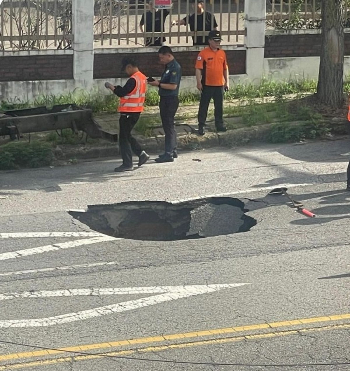 멀쩡한 도로가 '푹'…싱크홀 원인, 절반은 '이것' 손상 때문