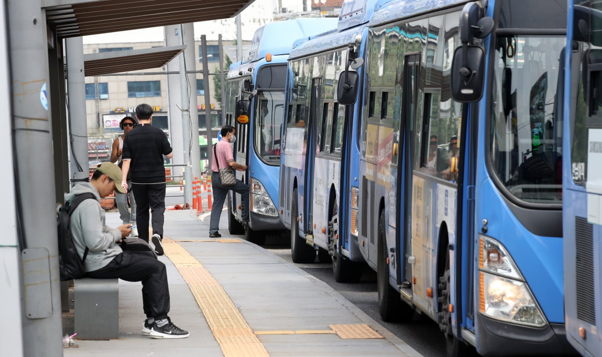  서울역 버스환승센터에서 시민들이 시내버스를 이용하고 있다. 사진은 기사 내용과 관련 없음/ 사진=뉴스1