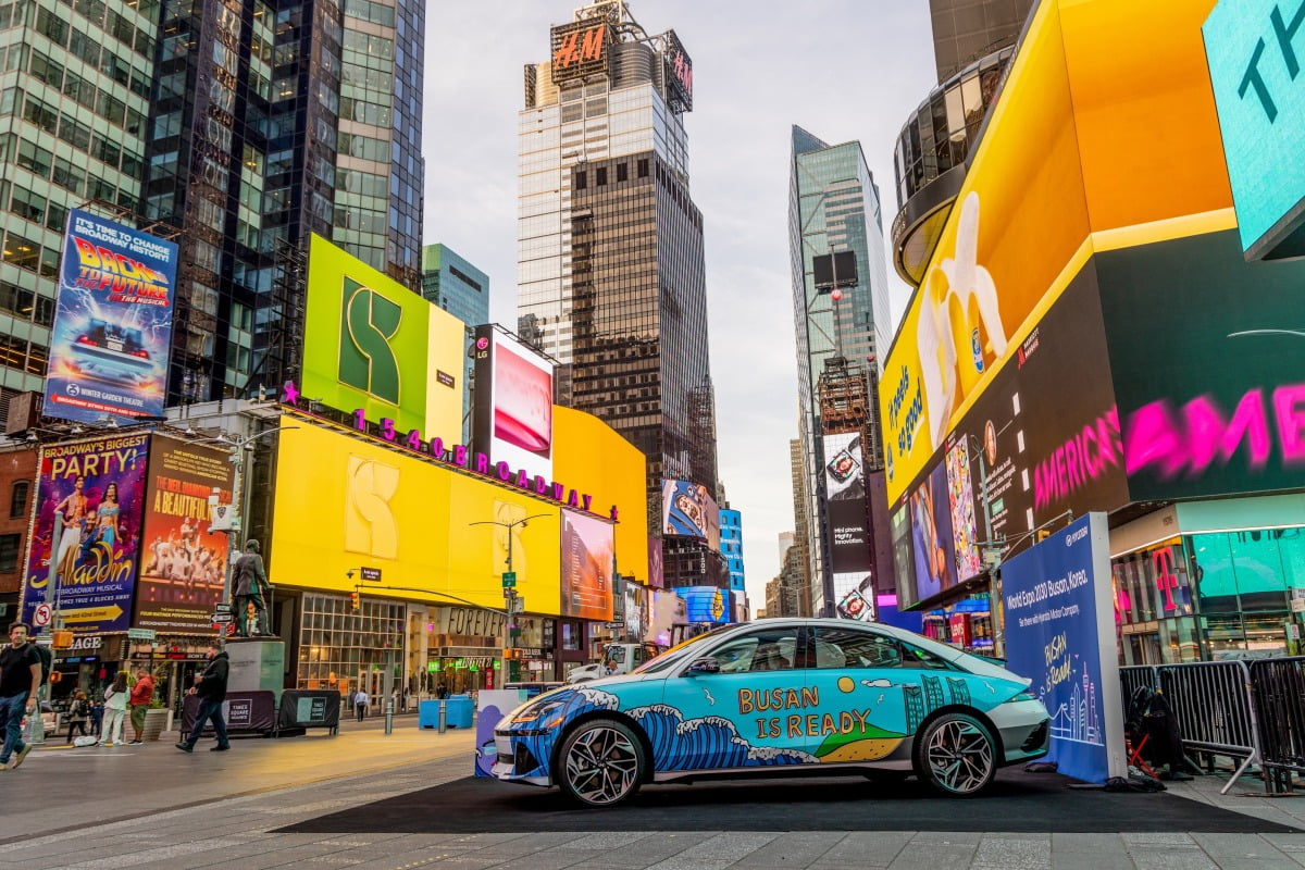 현대자동차그룹이 '2030 부산 세계박람회' 유치 지원을 위해 특별 제작한 아트카가 미국 뉴욕 타임스 스퀘어에서 부산을 알리고 있다. 현대차 제공