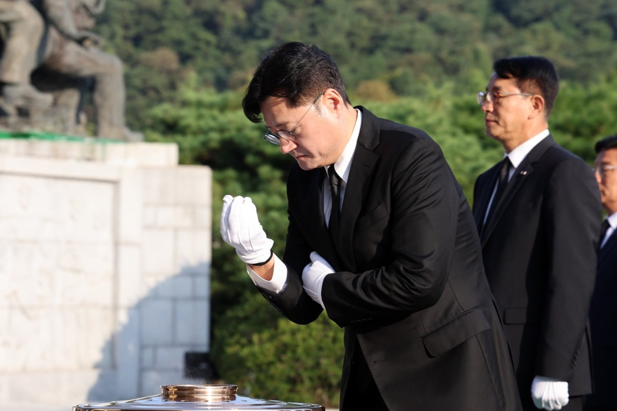 홍익표 더불어민주당 원내대표가 4일 오전 서울 동작구 국립서울현충원을 찾아 현충탑에서 참배하고 있다. 라바 카지노1