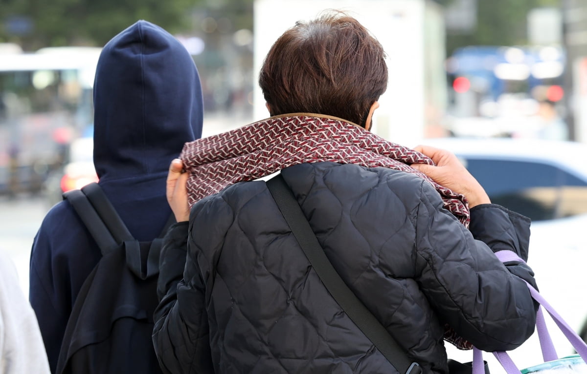 아침 최저 기온이 5도 내외로 떨어지며 쌀쌀한 날씨를 보인 5일 오전 서울 광화문 세종대로 일대에서 시민이 머플러를 두르며 출근길을 서두르고 있다. 사진=뉴스1