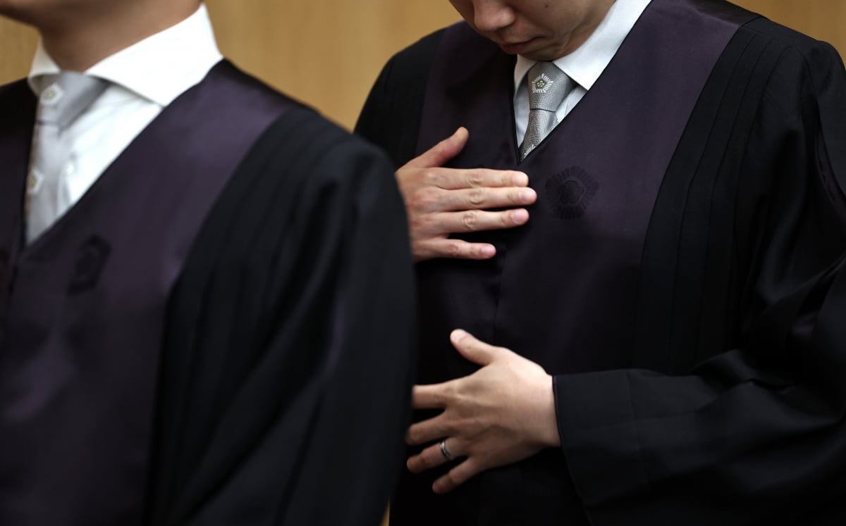 지난 5일 오후 서울 서초구 대법원에서 열린 신임 법관 임명장 수여식에서 새로 임명된 판사들이 옷매무새를 가다듬고 있다. 기사 내용과 직접적인 관련 없음. /사진=뉴스1
