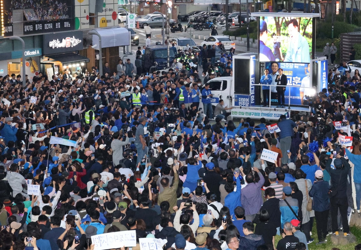 지난  9일 저녁 서울 강서구 발산역 일대에서 열린 바카라 토토 사이트 더불어민주당 대표의 진교훈 강서구청장 후보 지원유세에 많은 지지자들이 몰려 있다./ 사진=뉴스1