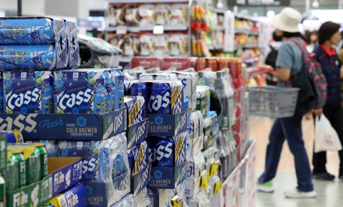 오비맥주의 카스, 한맥 등 주요 제품의 공장 출고가가 평균 6.9% 인상된 가운데 서울 시내 한 대형마트에 맥주가 진열돼 있다. 사진=뉴스1