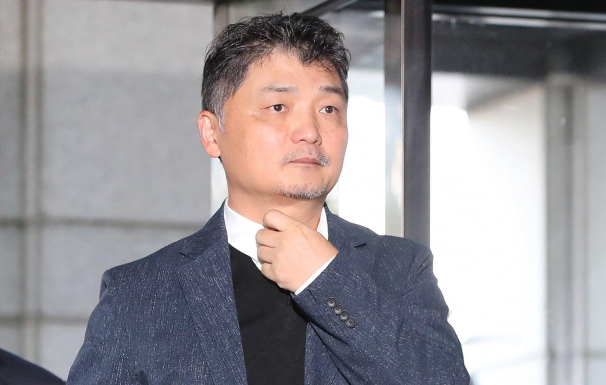 김범수 카카오 미래이니셔티브센터장이 23일 오전 SM엔터테인먼트 주가 시세조종 의혹과 관련한 조사를 받기 위해 서울 여의도 금융감독원으로 출석하고 있다./사진=뉴스1