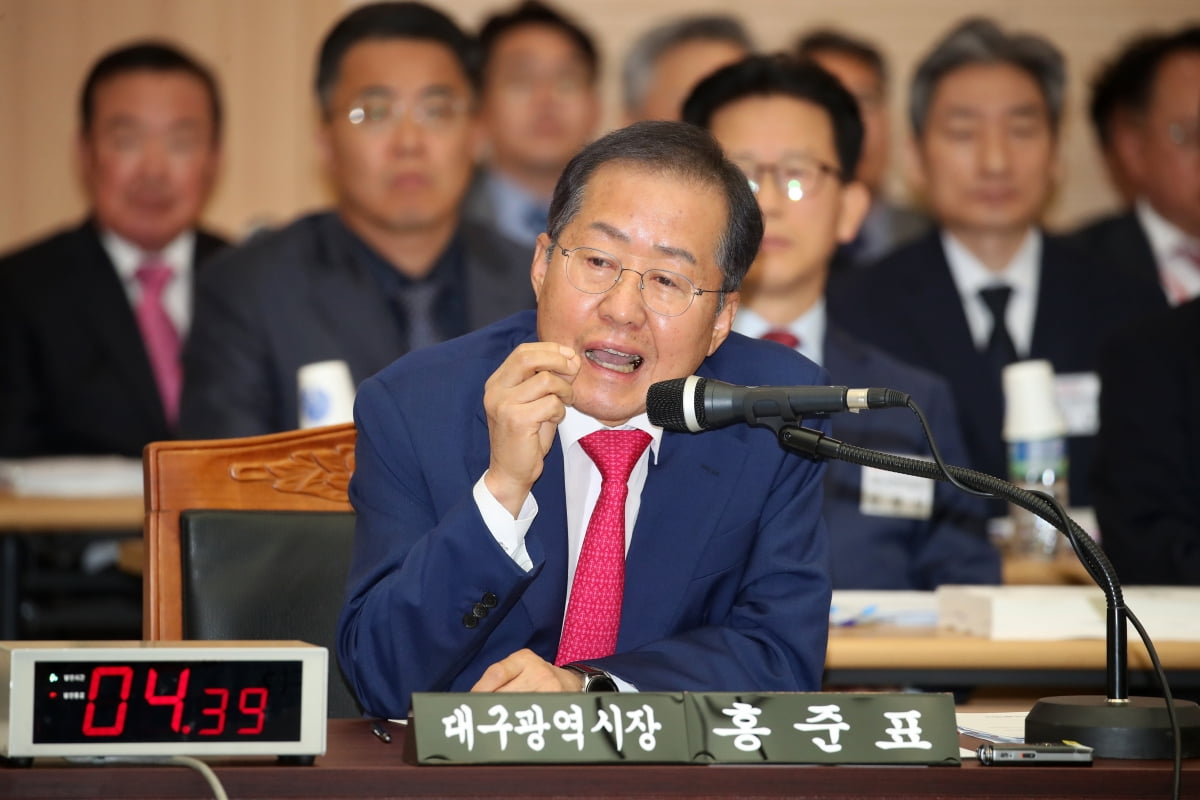 홍준표 대구시장이 23일 오전 대구 북구 대구시청 산격청사에서 열린 국회 행정안전위원회의 대구시에 대한 2023년도 국정감사에서 용혜인 기본소득당 의원의 퀴어축제 관련 질의에 답하고 있다./사진=뉴스1