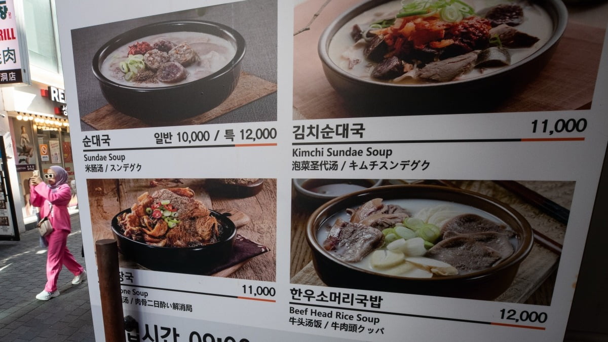 서울 중구 명동거리에 한 식당의 음식가격표가 게시돼 있다. 사진=뉴스1