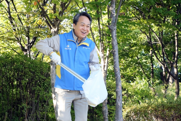 신한금융그룹, 남산 둘레길 플로깅 봉사활동 실시