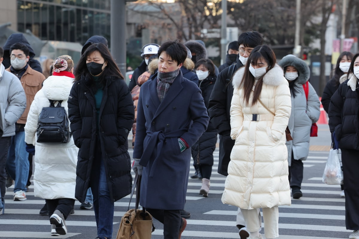  시민들이 서울 광화문거리를 걸어가고 있다./사진=임대철 기자