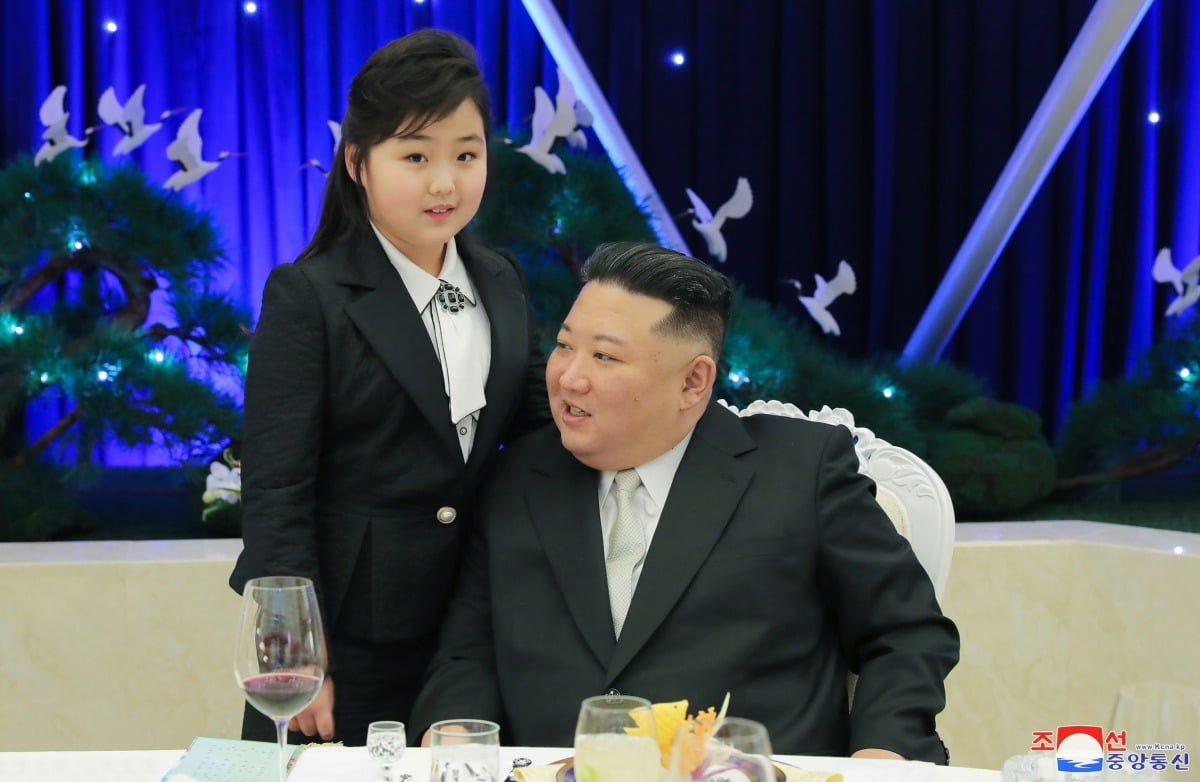 지난 2월 김정은 북한 국무위원장이 딸 김주애와 건군절 75주년 기념연회에 참석했다. /사진=연합뉴스