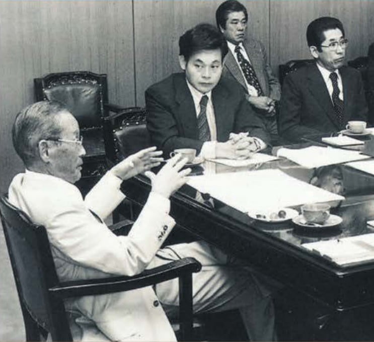 이병철 삼성전자 창업회장(왼쪽)이 1978년 8월 25일 열린 삼성 해외사업 추진위원회에서 이건희 삼성전자 선대회장(왼쪽 두번째)과 함께 논의하고 있다. 출처:호암자전