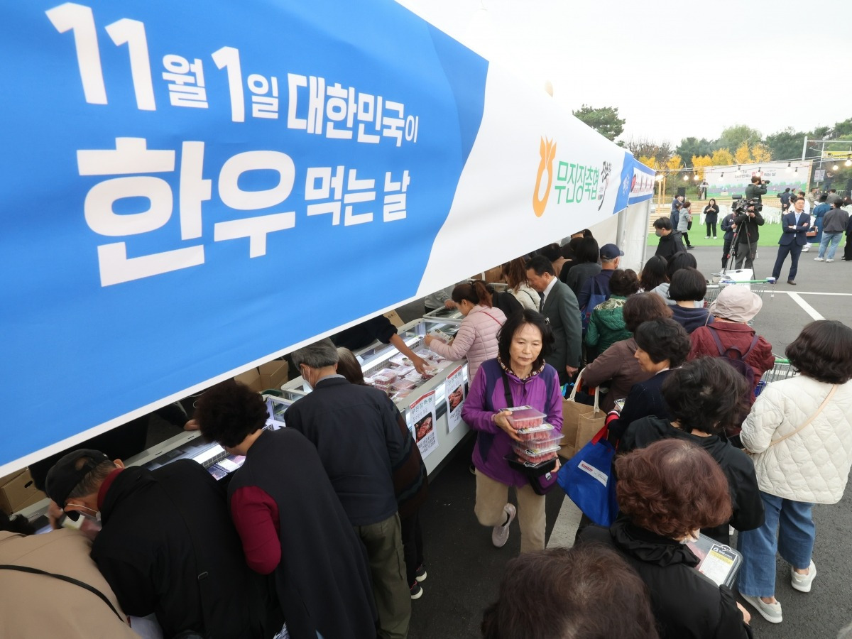 1일 오전 서울 서초구 농협 하나로마트 양재점을 찾은 시민들이 최대 50% 할인하는 한우 상품을 구매하고 있다.  /사진=최혁 기자