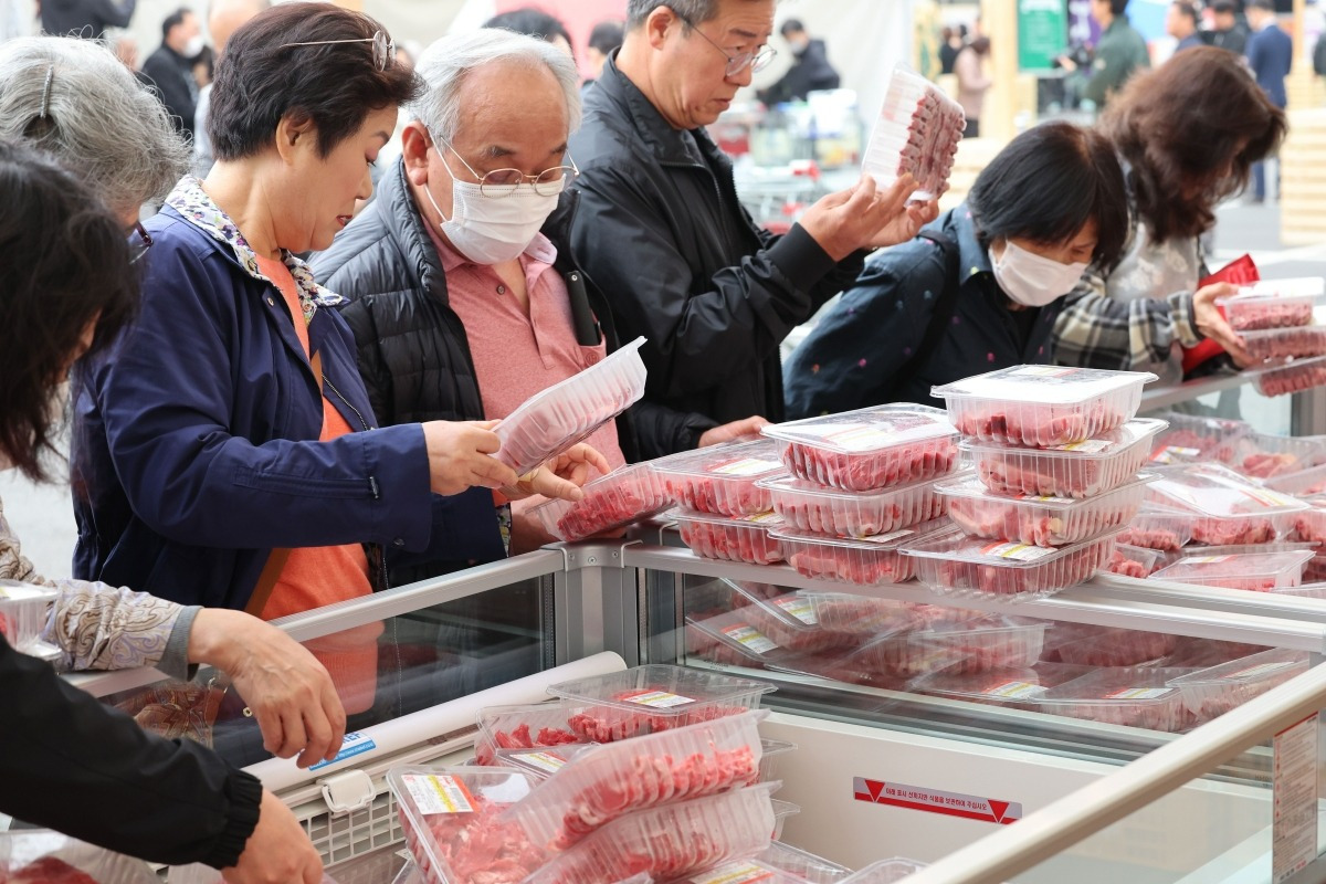 1일 오전 서울 서초구 농협 하나로마트 양재점을 찾은 시민들이 최대 50% 할인하는 한우 상품을 구매하고 있다.  /사진=최혁 기자