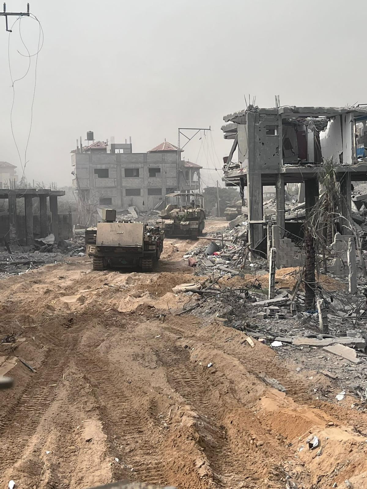 폭격으로 무너진 건물 잔해 사이로 진격하는 이스라엘 지상군 장갑차  /이스라엘 방위군 제공