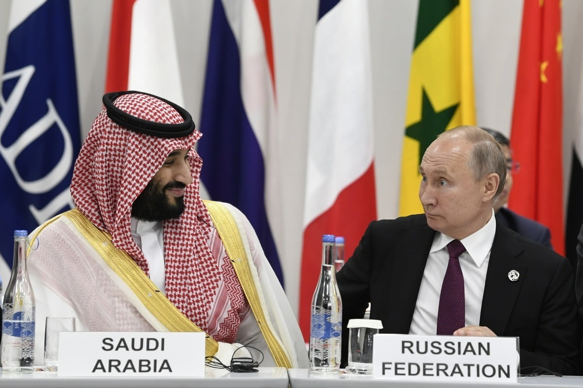 무함마드 빈 살만(왼쪽) 사우디아라비아 왕세자와 블라디미르 푸틴 러시아 대통령이 2019년 6월 일본 오사카에서 열린 주요 20개국(G20) 정상회의 디지털 경제 관련 행사에서 대화하고 있다. AP