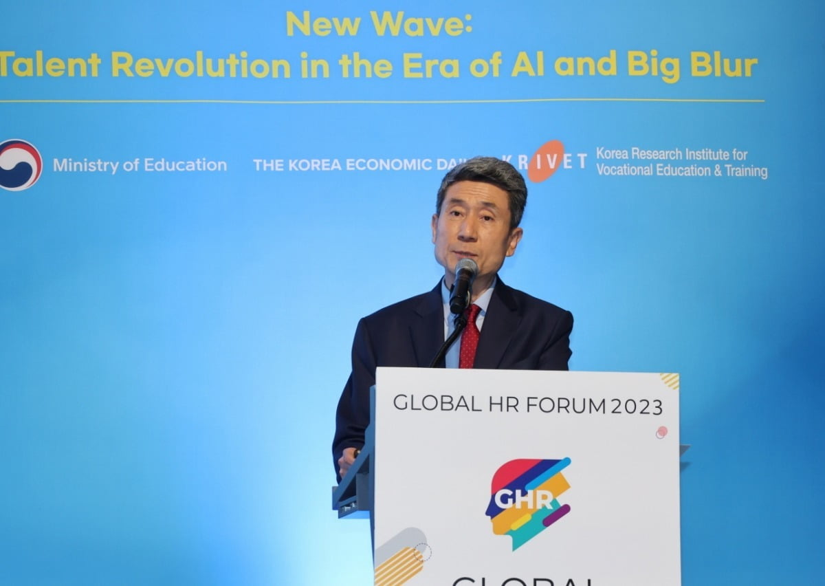이강덕 포항시장이 ‘글로벌인재포럼 2023(Global HR Forum 2023)’에 참석해 지역과 대학의 상생으로 지방소멸 위기를 극복하는 방안에 대한 의견을 제시하고 있다.