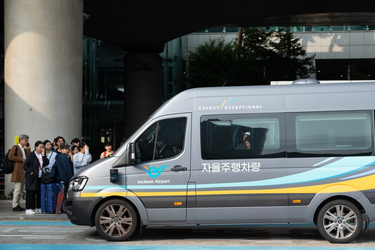 오토노머스에이투지가 인천국제공항 제1여객터미널 장기주차장에서 운영 중인 자율주행 셔틀버스. 사진=오토노머스에이투지