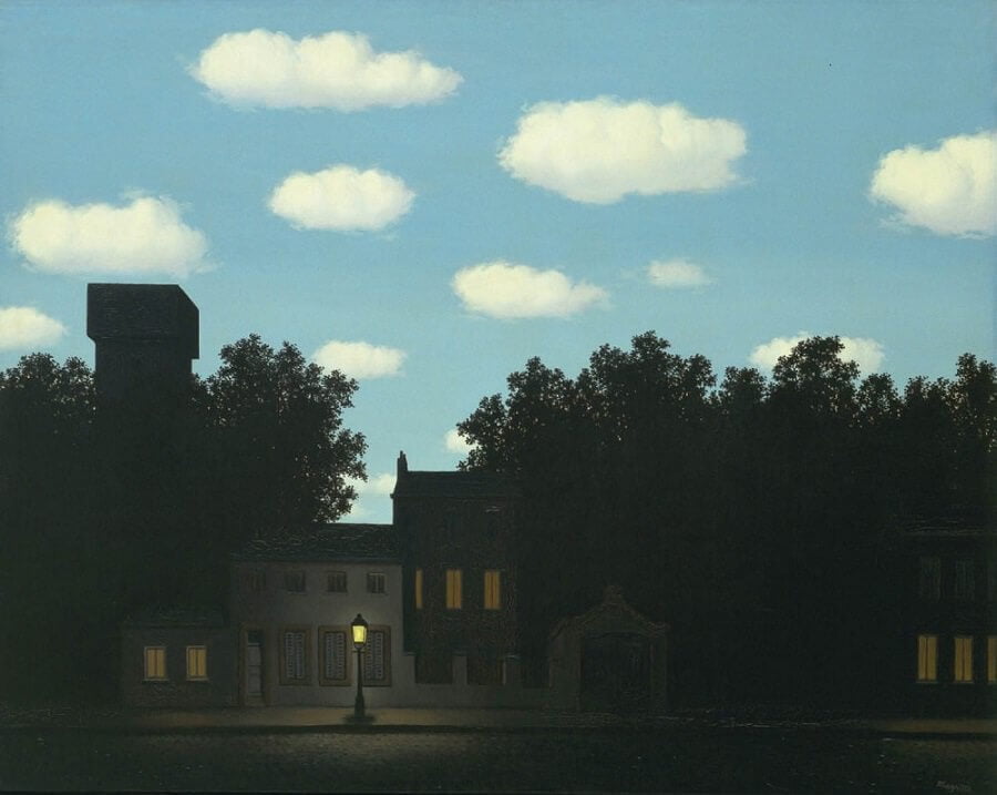 빛의 제국(1950). 밤의 주택가 모습과 낮의 하늘이 공존한다.