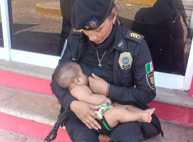 허리케인 피해로 이틀 간 굶은 아이에게 모유를 수유하는 여경의 모습. /사진 출처=멕시코 시민안전비서국(SSC)